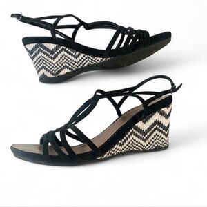NATURALIZER BLACK CREAM CHEVRON PATTERN STRAPPY WEDGE COMFORT SANDALS SIZE 8.5
